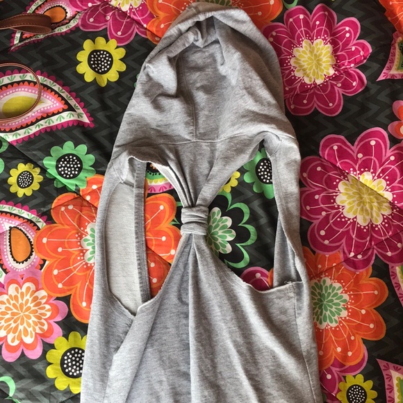 Miley Cyrus gray, sleeveless cardigan. - Picture 2 of 2